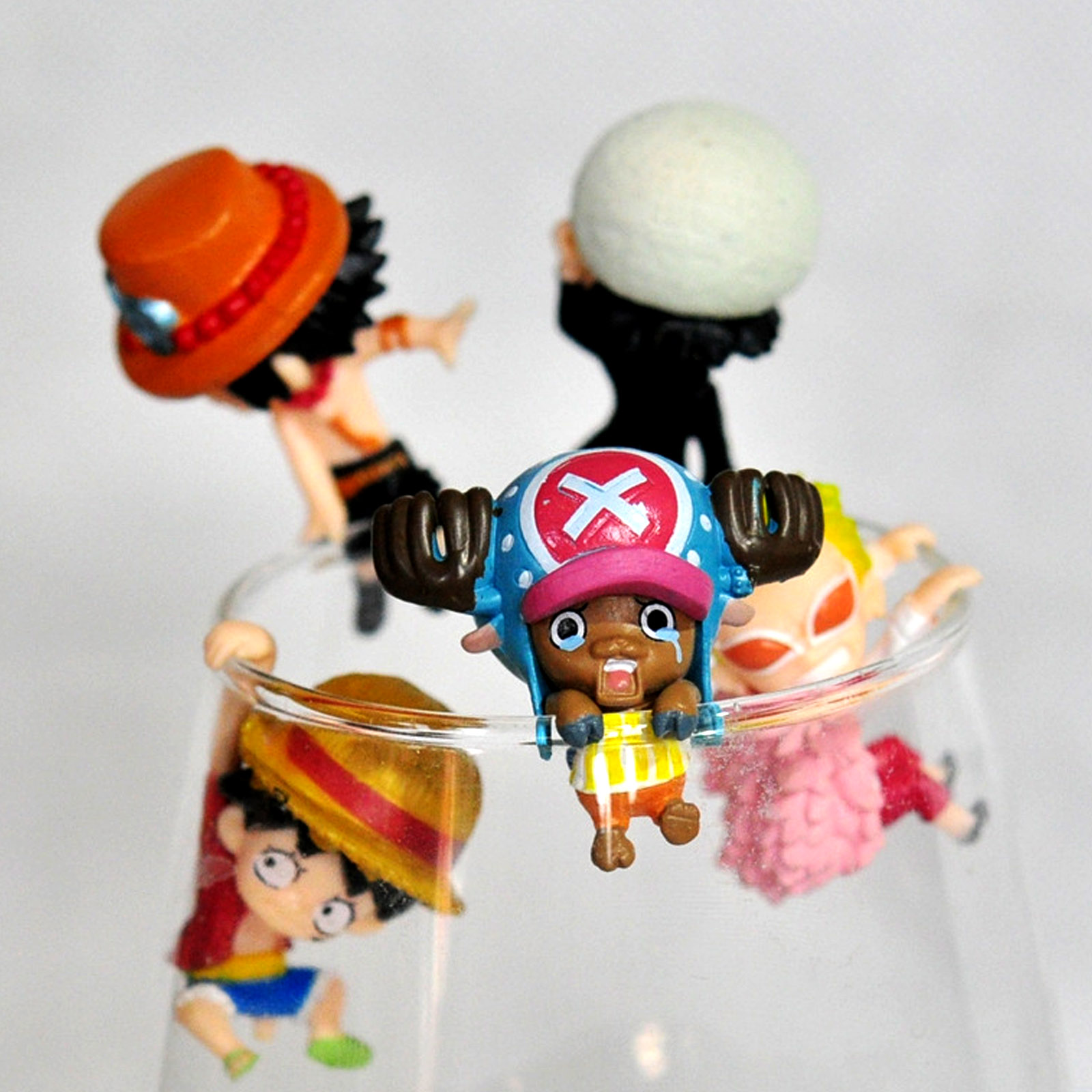 本物のワンピースガチャポンフィギュア ルフィ ロー エース  - Capsule Toy Gashapon のレビューと価格